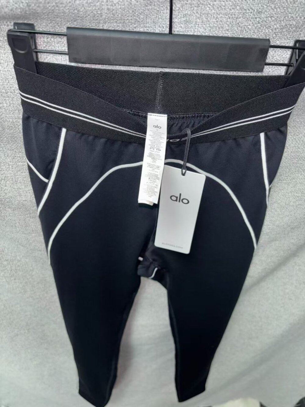 🔥Alo Yoga High-Waisted Heart-Shaped Leggings in Black and White Color Block🤍 - Picture 8 of 9